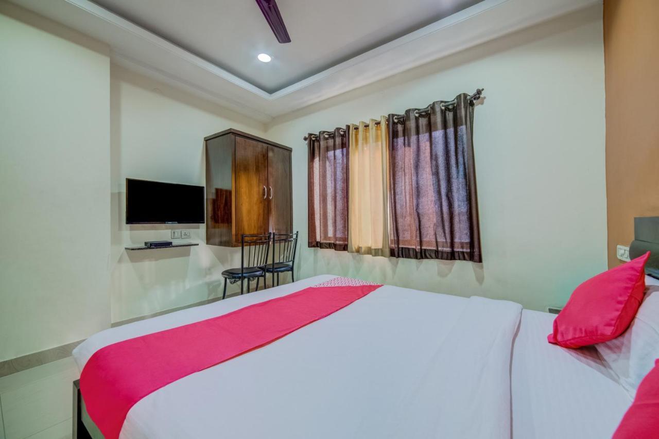 Oyo 18431 Hotel Celestee Grand Hyderabad Bagian luar foto