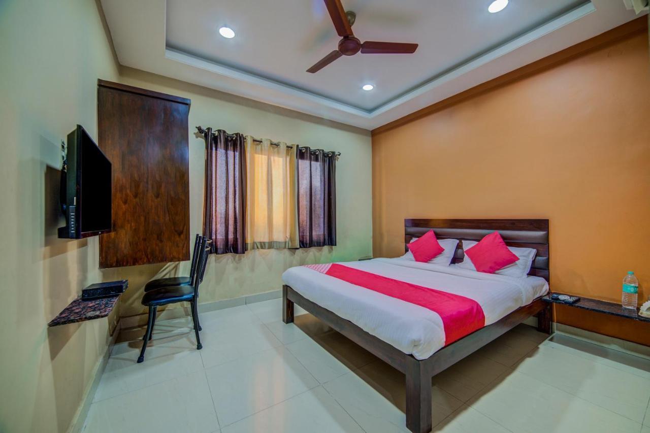 Oyo 18431 Hotel Celestee Grand Hyderabad Bagian luar foto