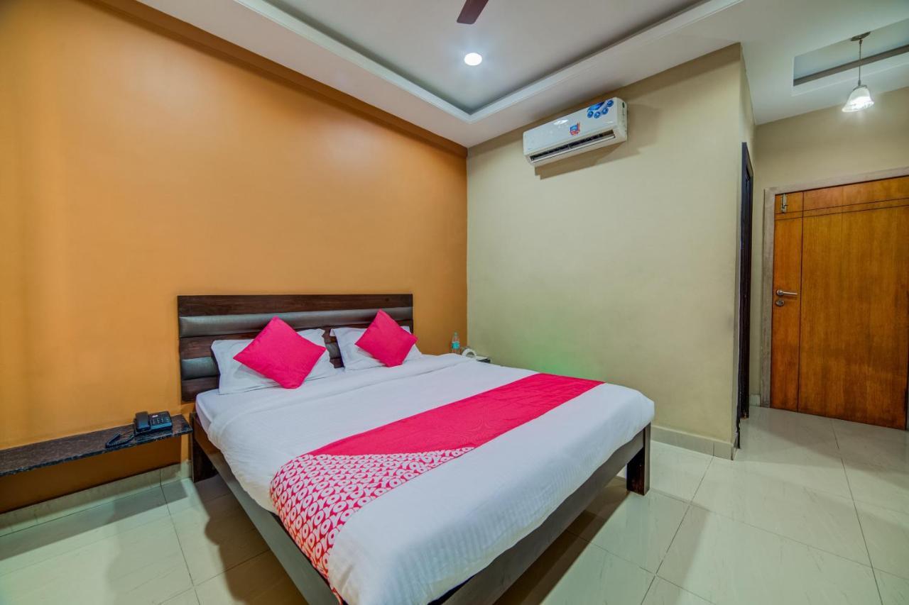 Oyo 18431 Hotel Celestee Grand Hyderabad Bagian luar foto