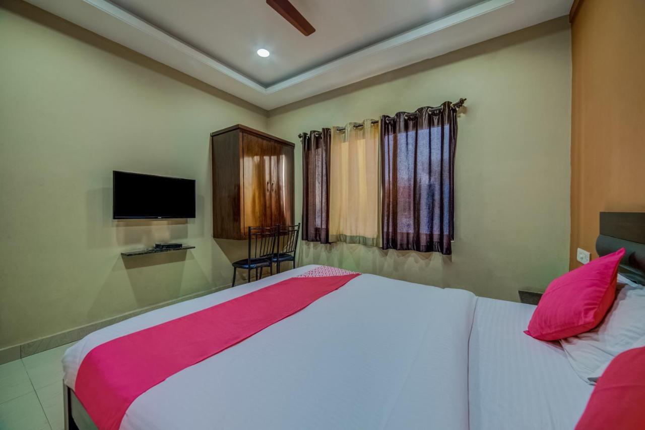 Oyo 18431 Hotel Celestee Grand Hyderabad Bagian luar foto